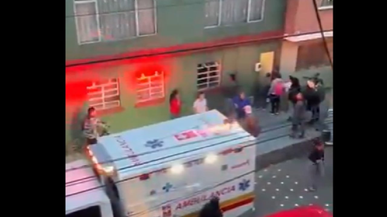 En video quedó registrado el momento en que sacan de la casa al presunto asesino de dos menores en el barrio Las Ferias de Bogotá.
