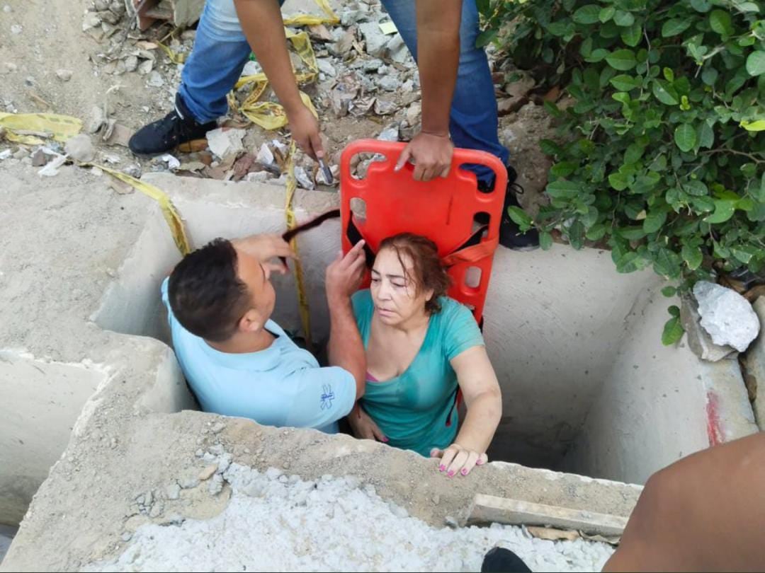 Socorristas lograron sacar a la mujer del agujero