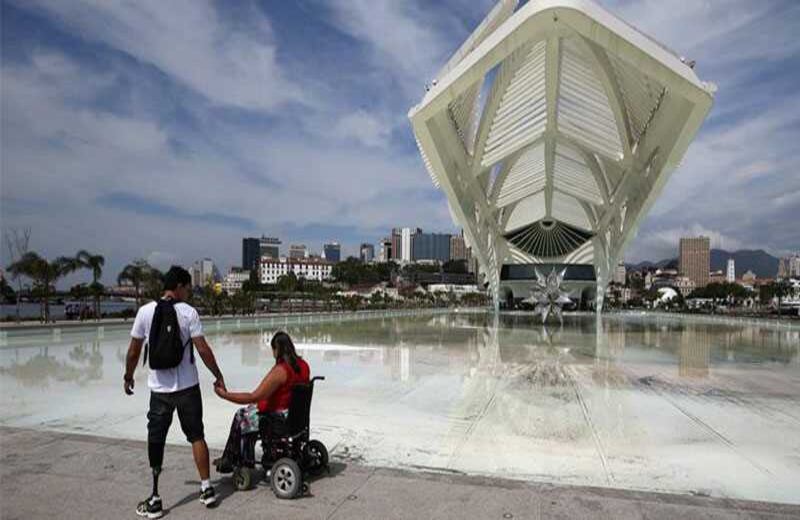 Frente al Museo del Futuro en Brasil, se realizó el recorrido de la antorcha de los Juegos Paralímpicos 2016 que serán inaugurados en el estadio Maracaná.