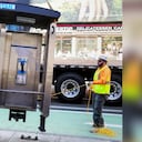 Un trabajador retira el último teléfono público cerca de Times Square en Nueva York, Estados Unidos, el 23 de mayo de 2022. Foto: Reuters/Brendan McDermid TPX.