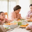 Orar a Dios es importante para que nunca falte la comida en el hogar.