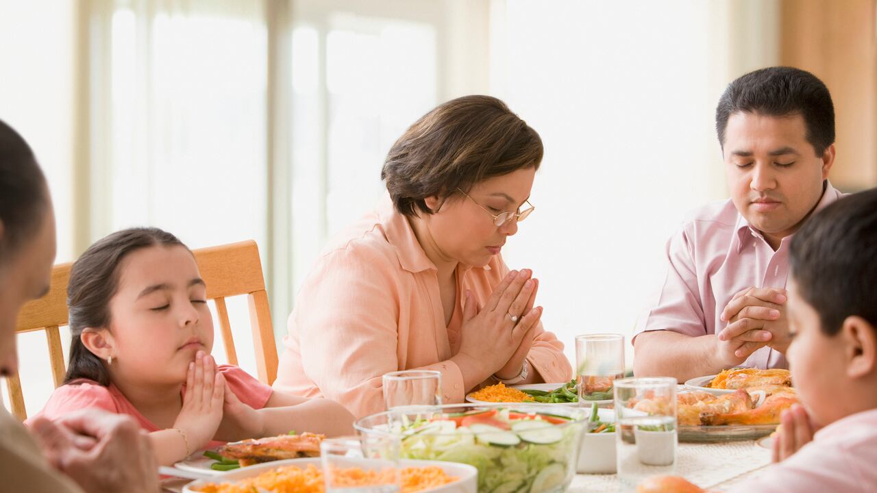 Orar a Dios es importante para que nunca falte la comida en el hogar.