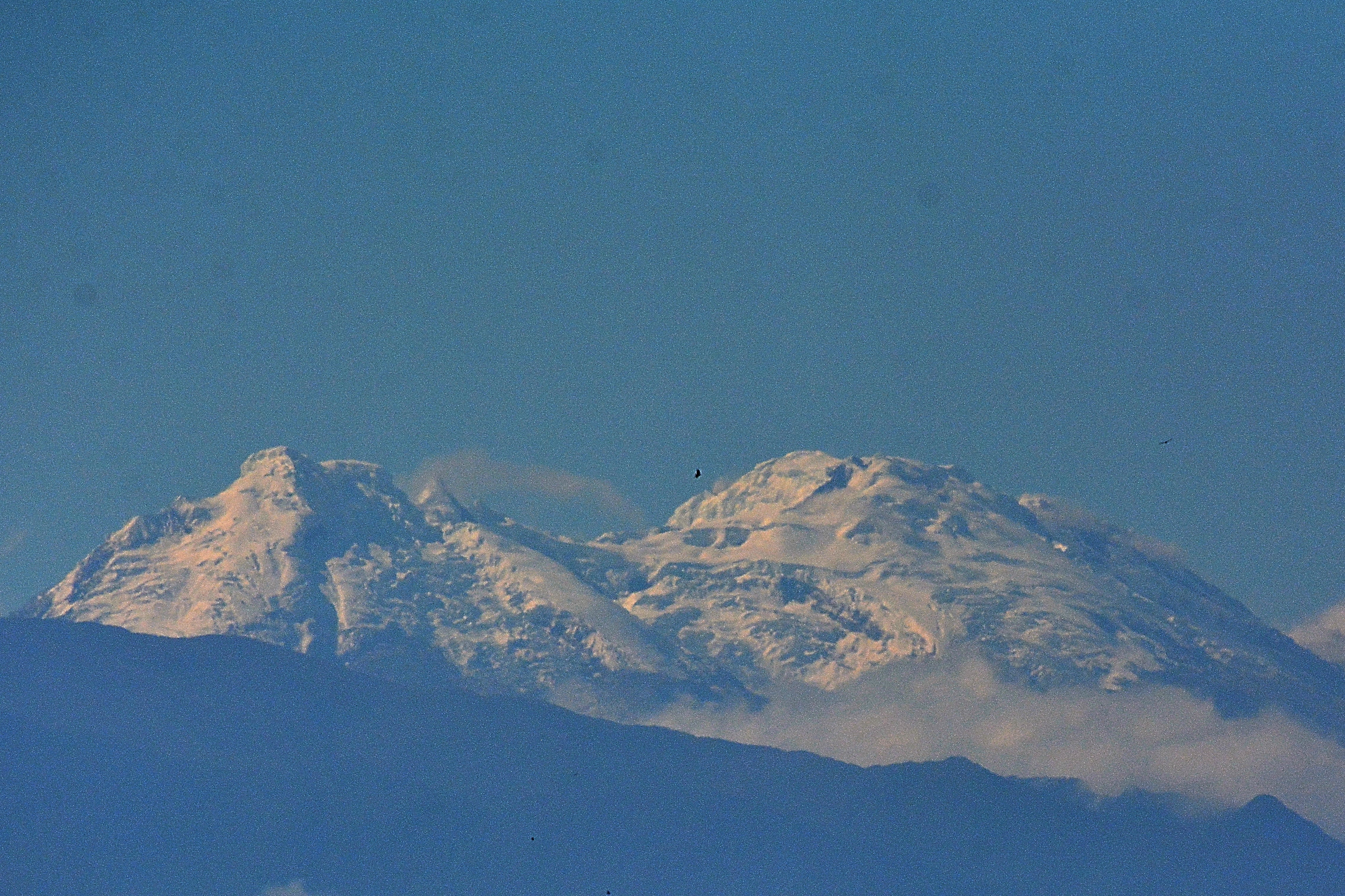 En la mañana de este martes 16 de julio, los habitantes de Cali fueron testigos de un espectáculo natural único cuando el volcán Nevado del Huila emergió entre las cordilleras Central y Occidental, deslumbrando a todos con su presencia.