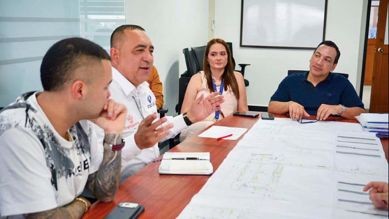 Santiago Muñoz se turnaba con su hermana los acompañamientos a Luis Martínez Chimenty, director de la Aerocivil, en reuniones directivas, siendo auxiliar.