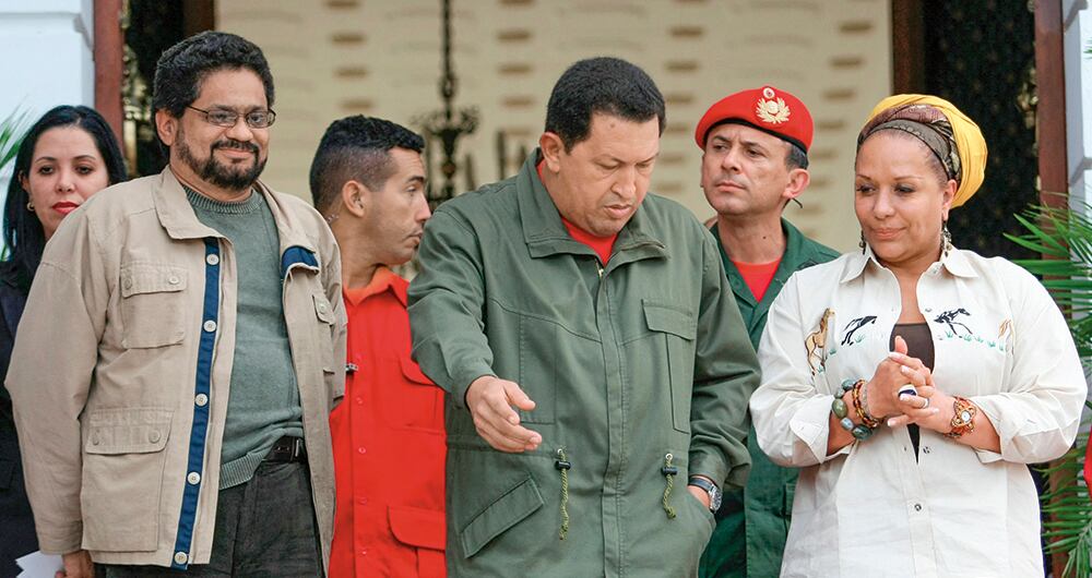 En medio de las gestiones para las liberaciones, Córdoba apareció desde Venezuela acompañada por el mandatario Hugo Chávez y el hoy jefe de la Segunda Marquetalia, Iván Márquez. También posó con el abatido Jesús Santrich. 