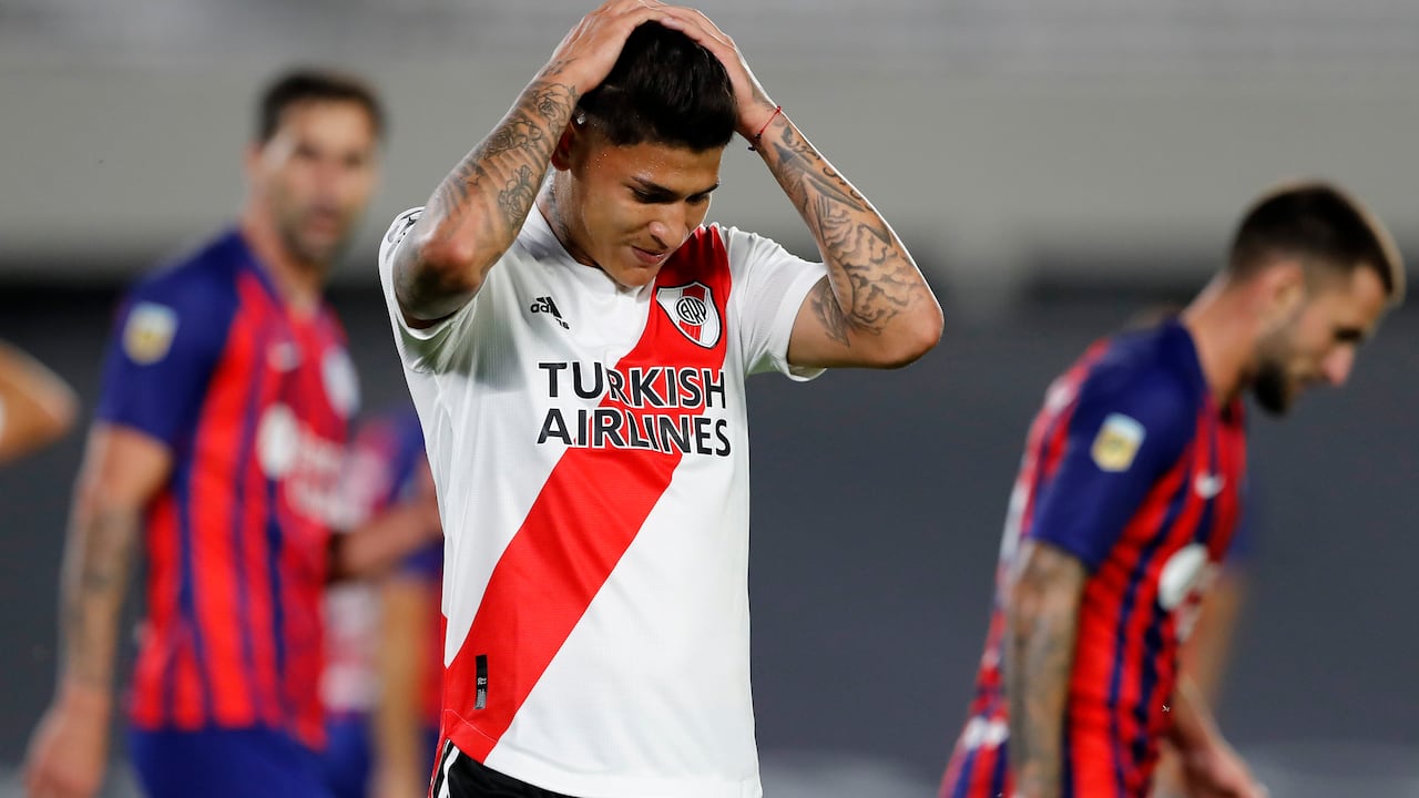 Jorge Carrascal se lamenta tras fallar un gol ante San Lorenzo