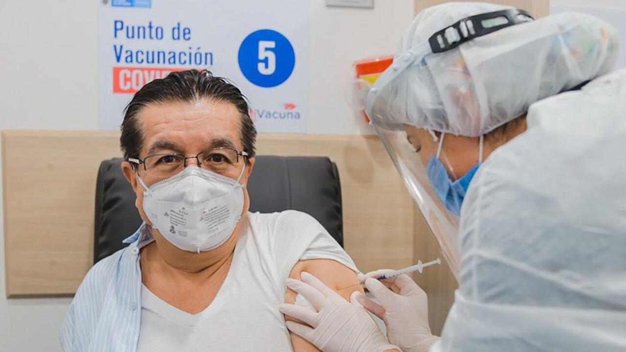El ministro de Salud, Fernando Ruiz, recibió la vacuna contra la covid-19