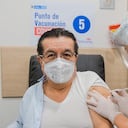 El ministro de Salud, Fernando Ruiz, recibió la vacuna contra la covid-19