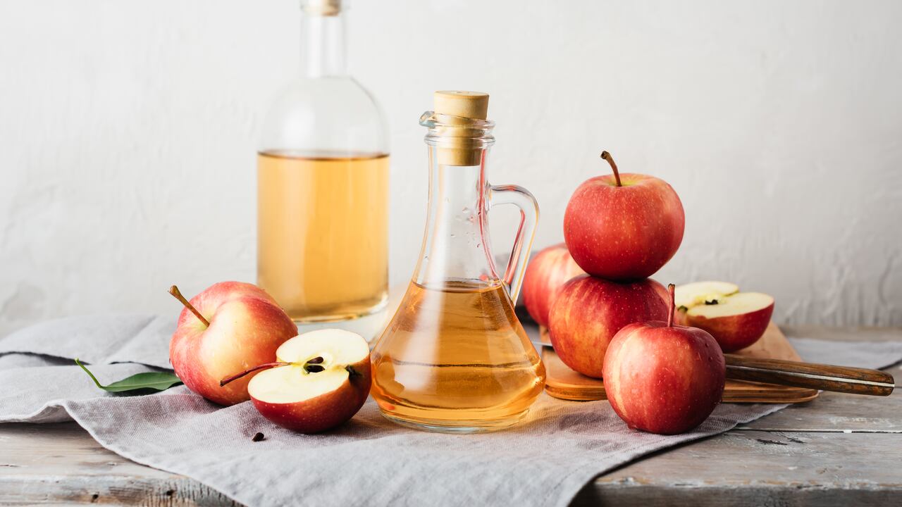 El vinagre de manzana aporta diversos beneficios a la salud.