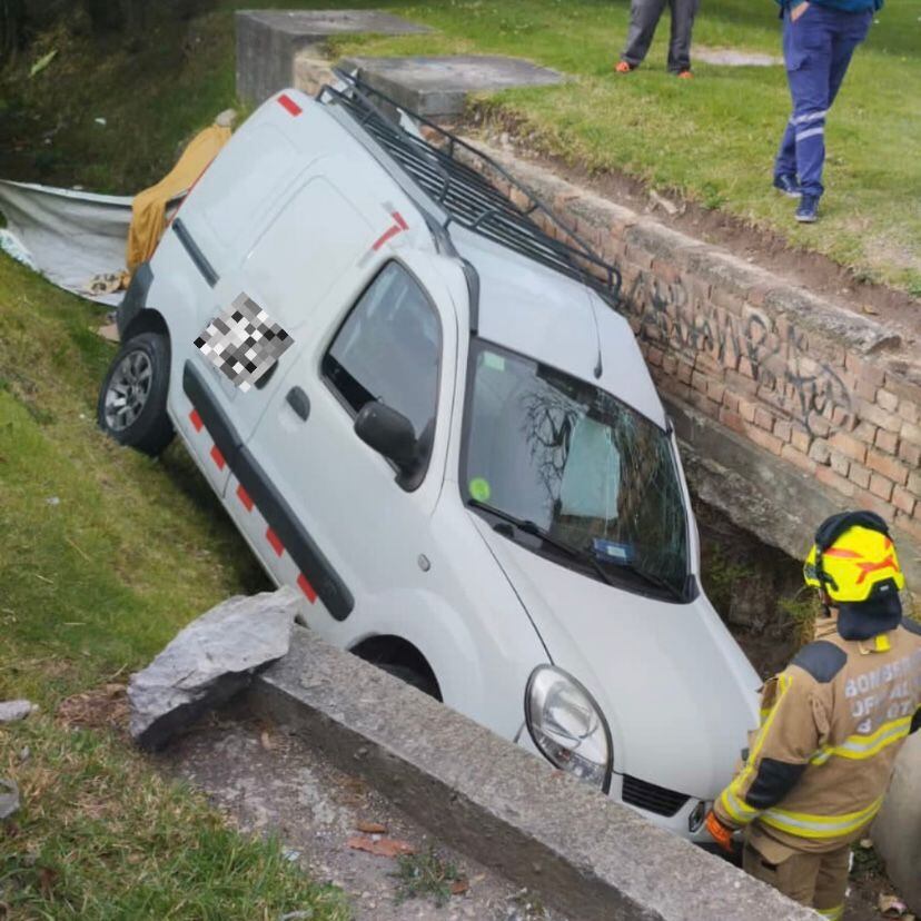 Una unidad de Bomberos trabaja para sacar del sitio el vehículo.