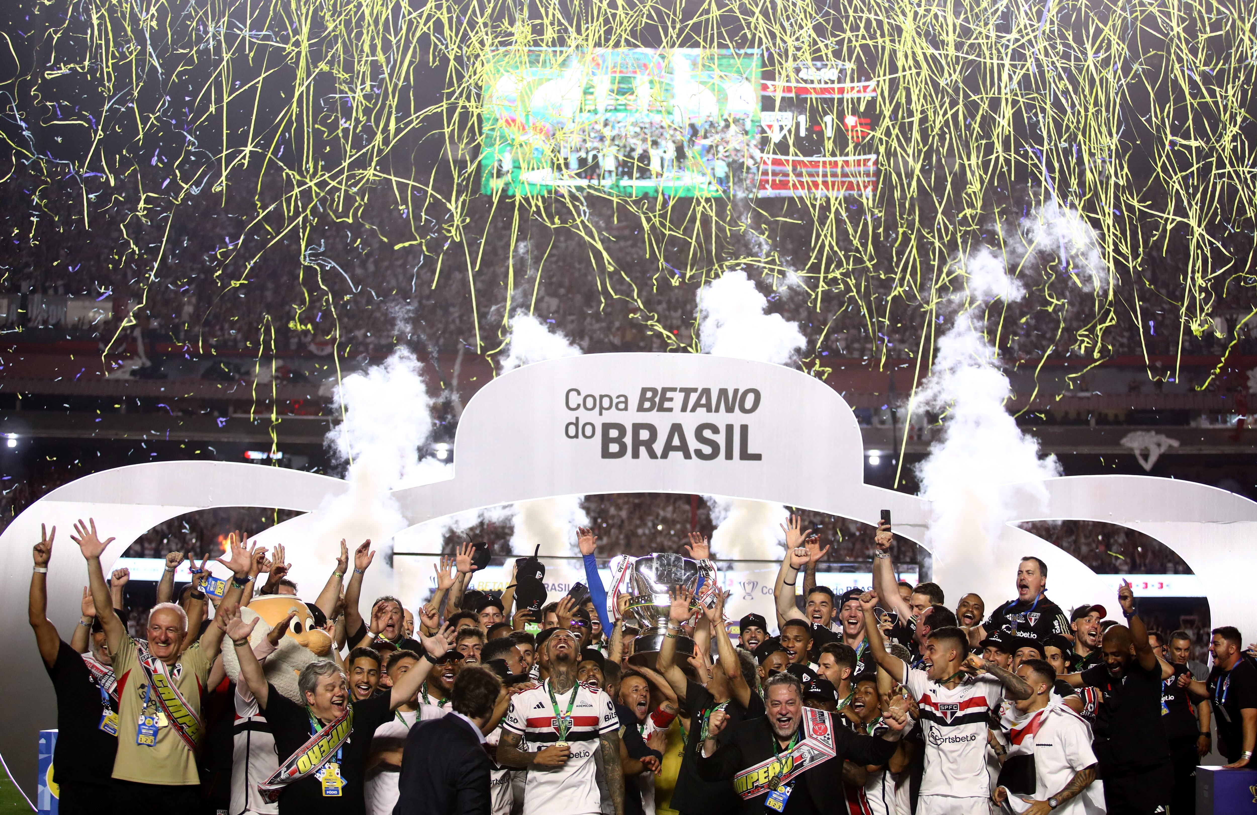 Soccer Football - Copa do Brasil - Final - Second Leg - Sao Paulo v Flamengo - Estadio Morumbi, Sao Paulo, Brazil - September 24, 2023 Sao Paulo players celebrate winning the Copa Do Brasil final with the trophy REUTERS/Carla Carniel