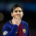 ARCHIVO - En imagen de archivo del 14 de marzo de 2018, el argentino Lionel Messi lanza un beso después de anotar el primer gol del Barcelona durante un partido por la Liga de Campeones ante el Chelsea, en el Camp Nou de Barcelona, España. (AP Foto/Manu Fernández, archivo)