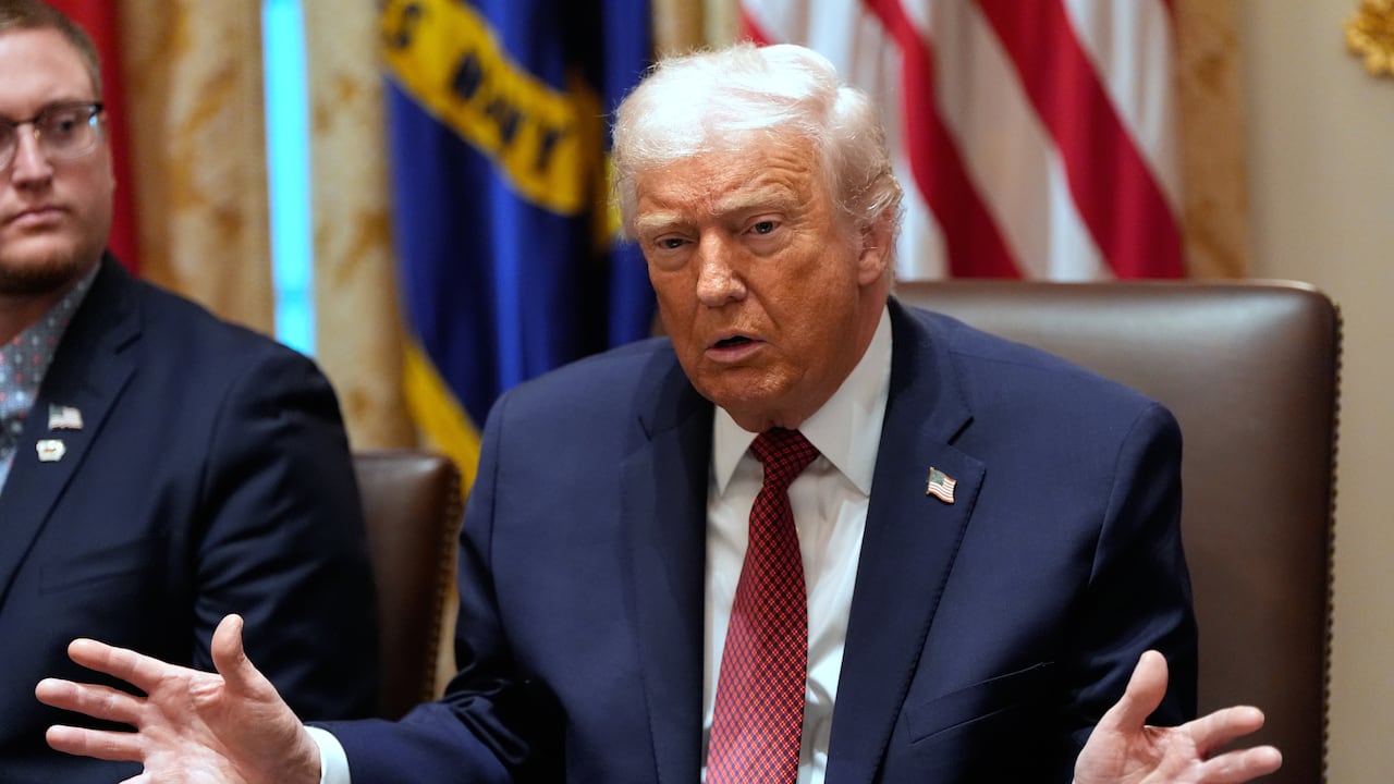 El presidente Donald Trump habla durante una mesa redonda sobre subsidios agrícolas en la Sala del Gabinete de la Casa Blanca.