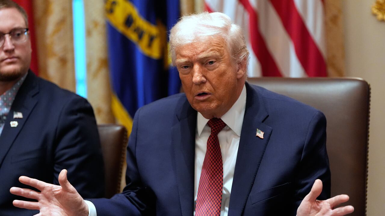 El presidente Donald Trump habla durante una mesa redonda sobre subsidios agrícolas en la Sala del Gabinete de la Casa Blanca.