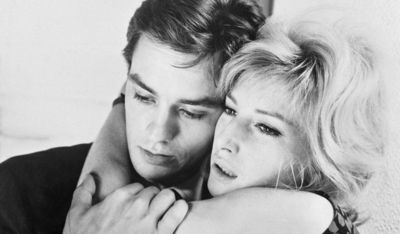 En esta foto de 1962, Monica Vitti sale acompañada del actor francés Alain Delon
