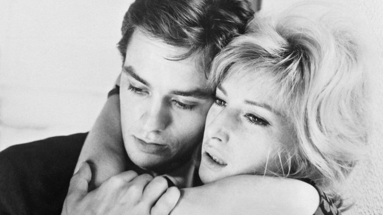 En esta foto de 1962, Monica Vitti sale acompañada del actor francés Alain Delon.