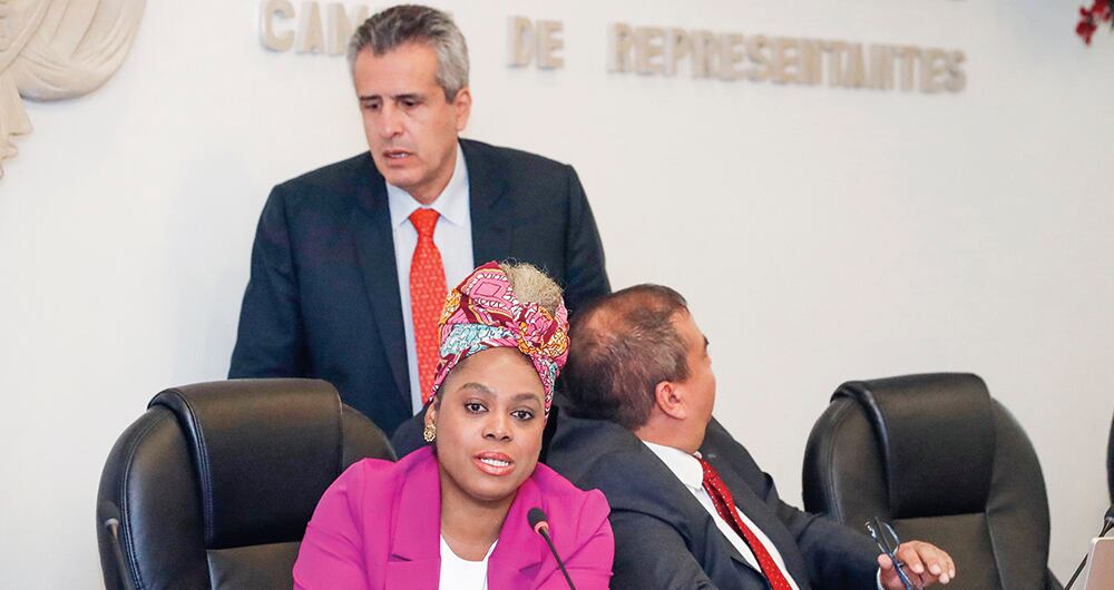 Los ministros del Interior, Luis Fernando Velasco, y de Educación, Aurora Vergara, estuvieron impulsando los debates en el Congreso.