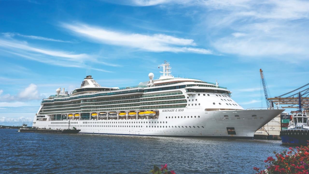 La menor estaba sentada en el borde de una ventana en el crucero.