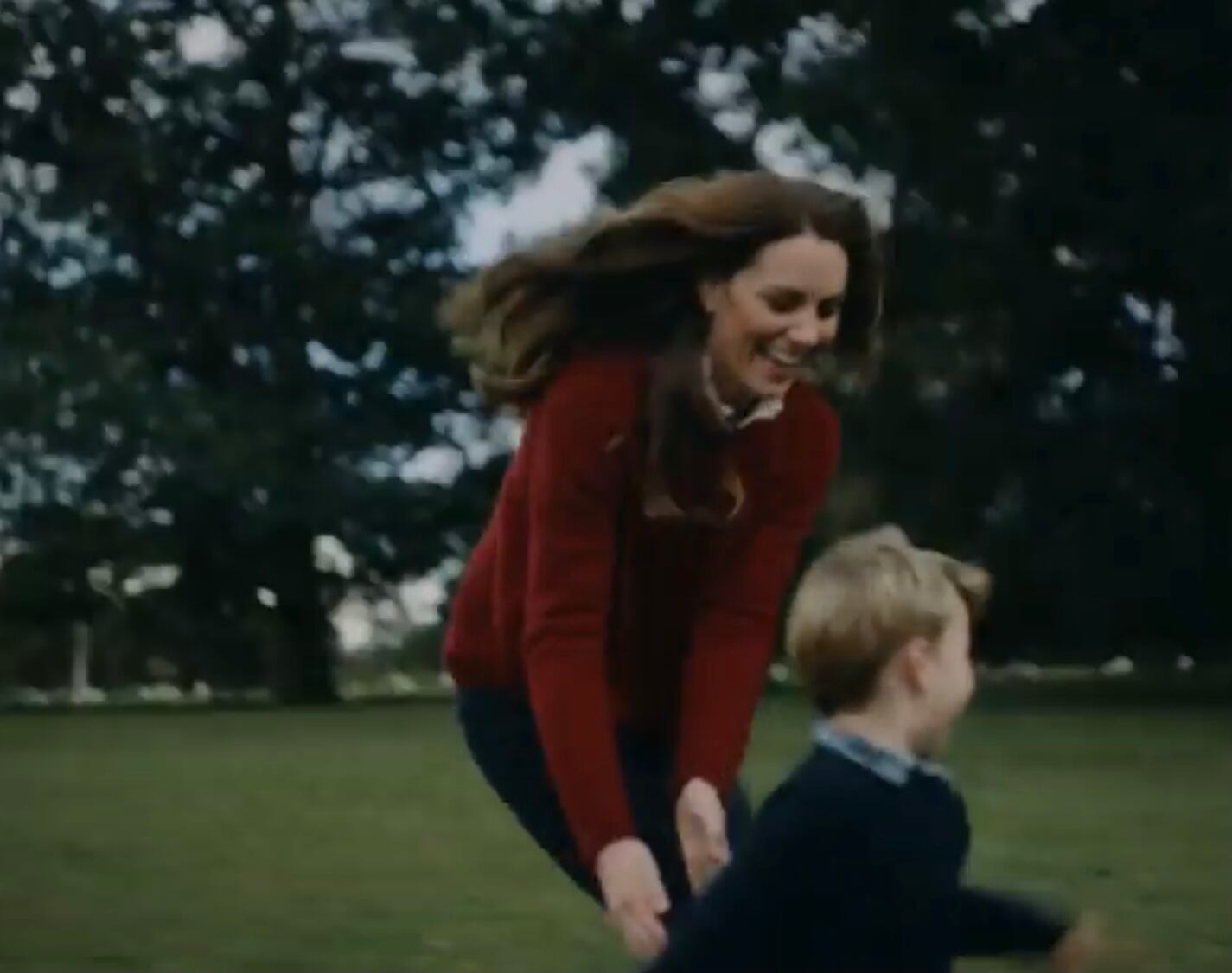 La duquesa corretea con Louis.