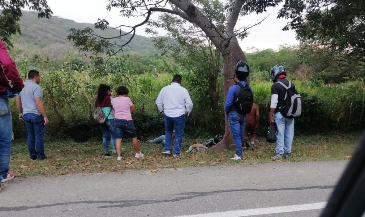 Los cuerpos de las víctimas quedaron al costado de la vía.