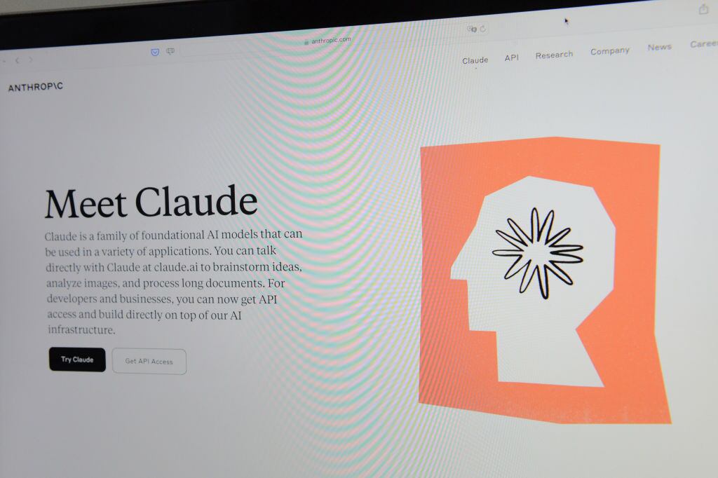 Con el lanzamiento de su nueva capacidad para controlar PCs, Claude de Anthropic se perfila como un competidor formidable en el campo de la inteligencia artificial, desafiando a gigantes como ChatGPT y Gemini.