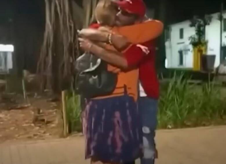 Madre se reencuentra con su hijo.