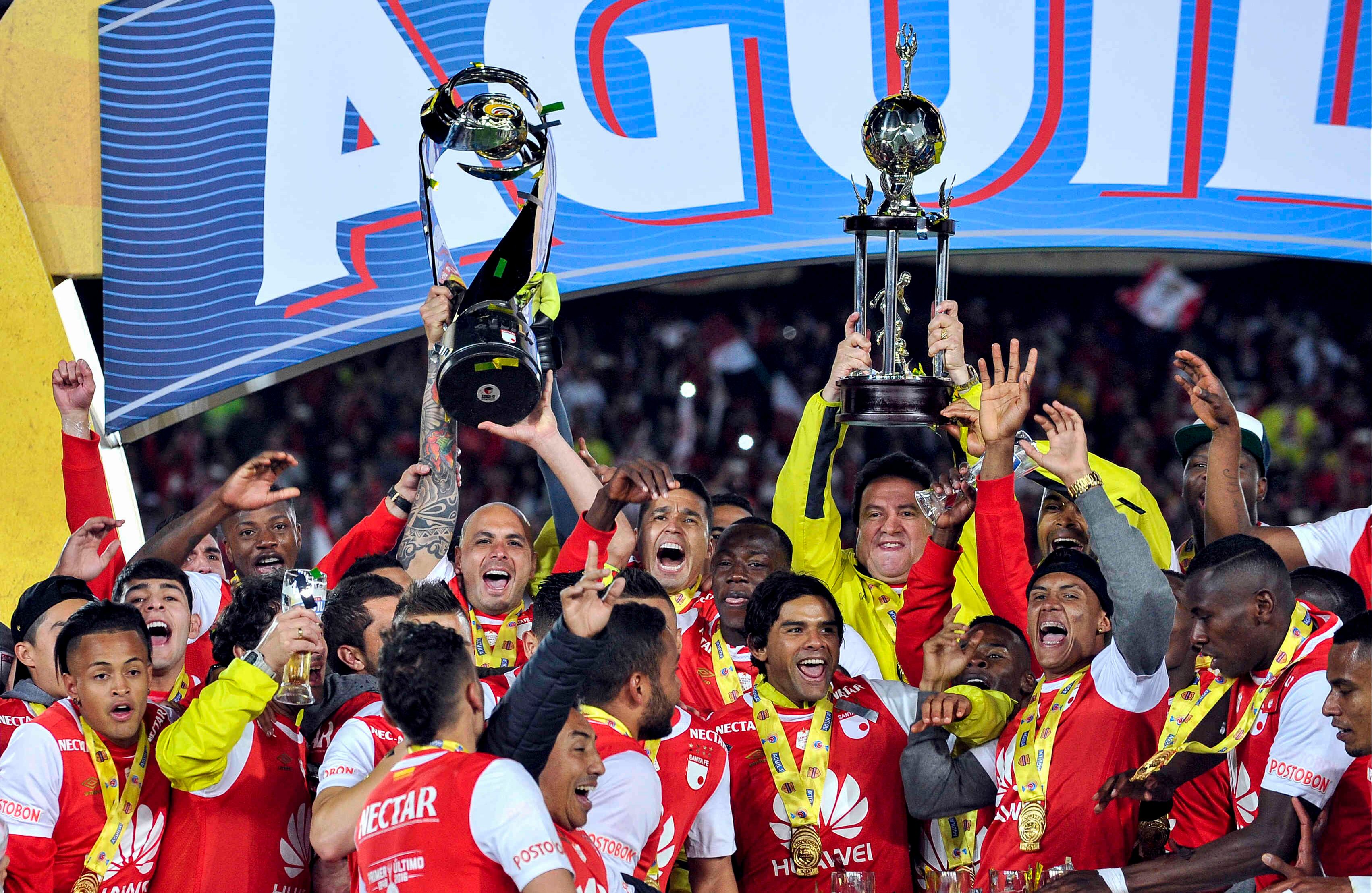 Jugadores del Santa Fe levantan su novena copa, el domingo 18 de diciembre de 2016, en el Campín, en Bogotá, luego de  vencer 1-0 al Tolima con un gol de Héctor Urrego durante el partido de vuelta del torneo clausura 2016 del fútbol profesional colombiano.