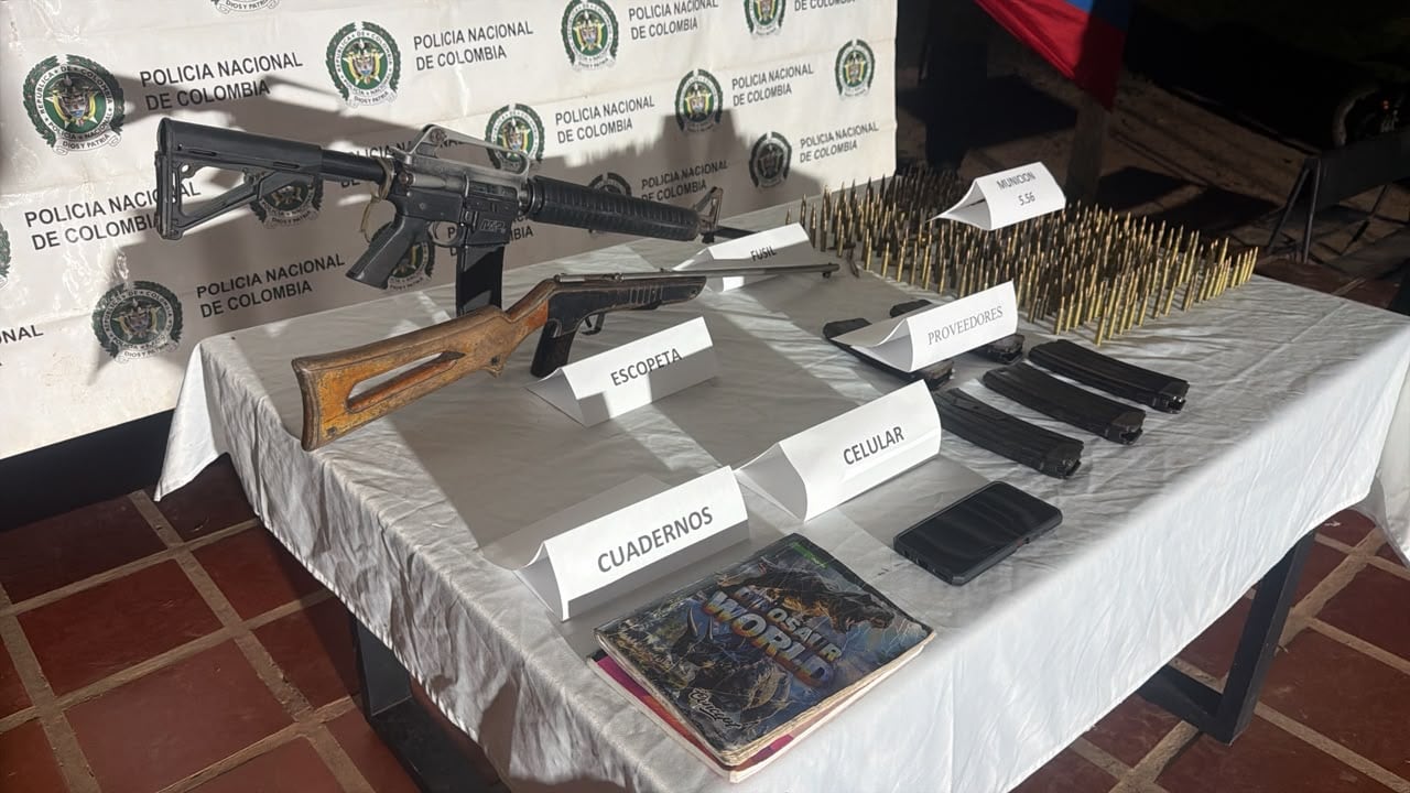 Fue incautado un fusil, una escopeta, 326 cartuchos, 6 proveedores, material de intendencia, explosivos, celulares y cuadernos con información que será objeto de análisis por parte de la Inteligencia militar.