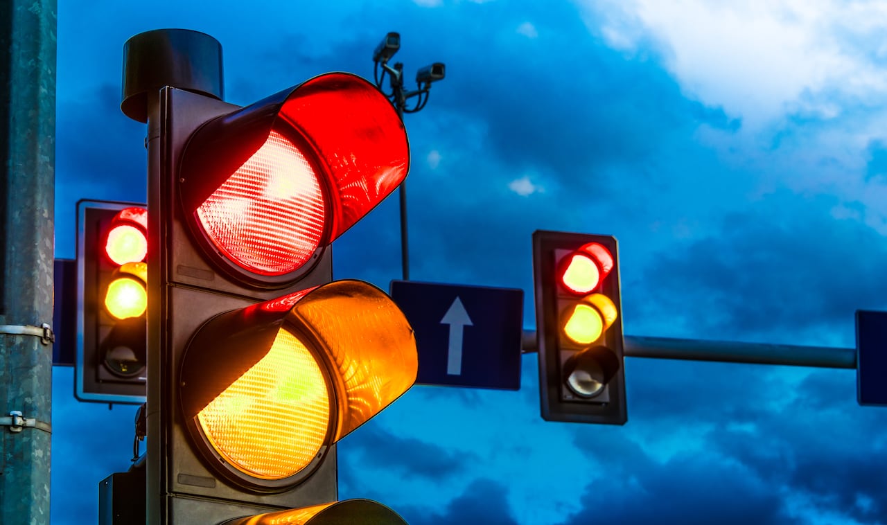 El Código Nacional de Tránsito establece que la luz amarilla es advertencia para detenerse, no un permiso para avanzar.