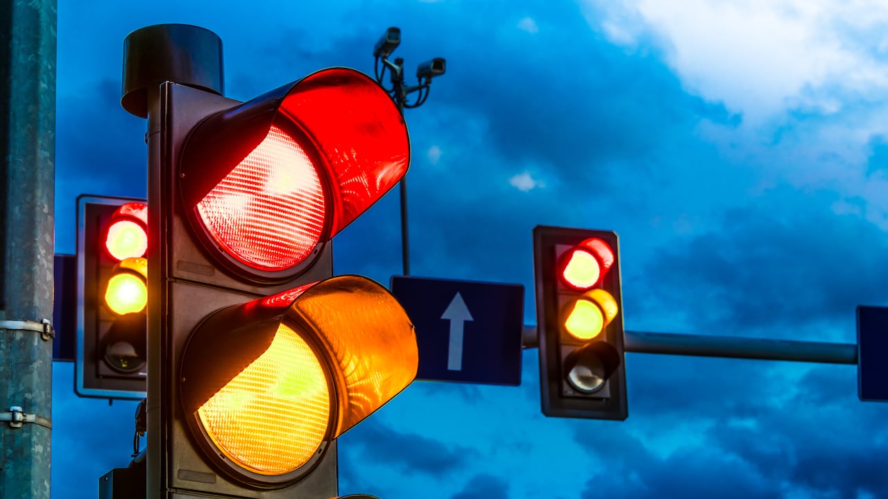 El Código Nacional de Tránsito establece que la luz amarilla es advertencia para detenerse, no un permiso para avanzar.