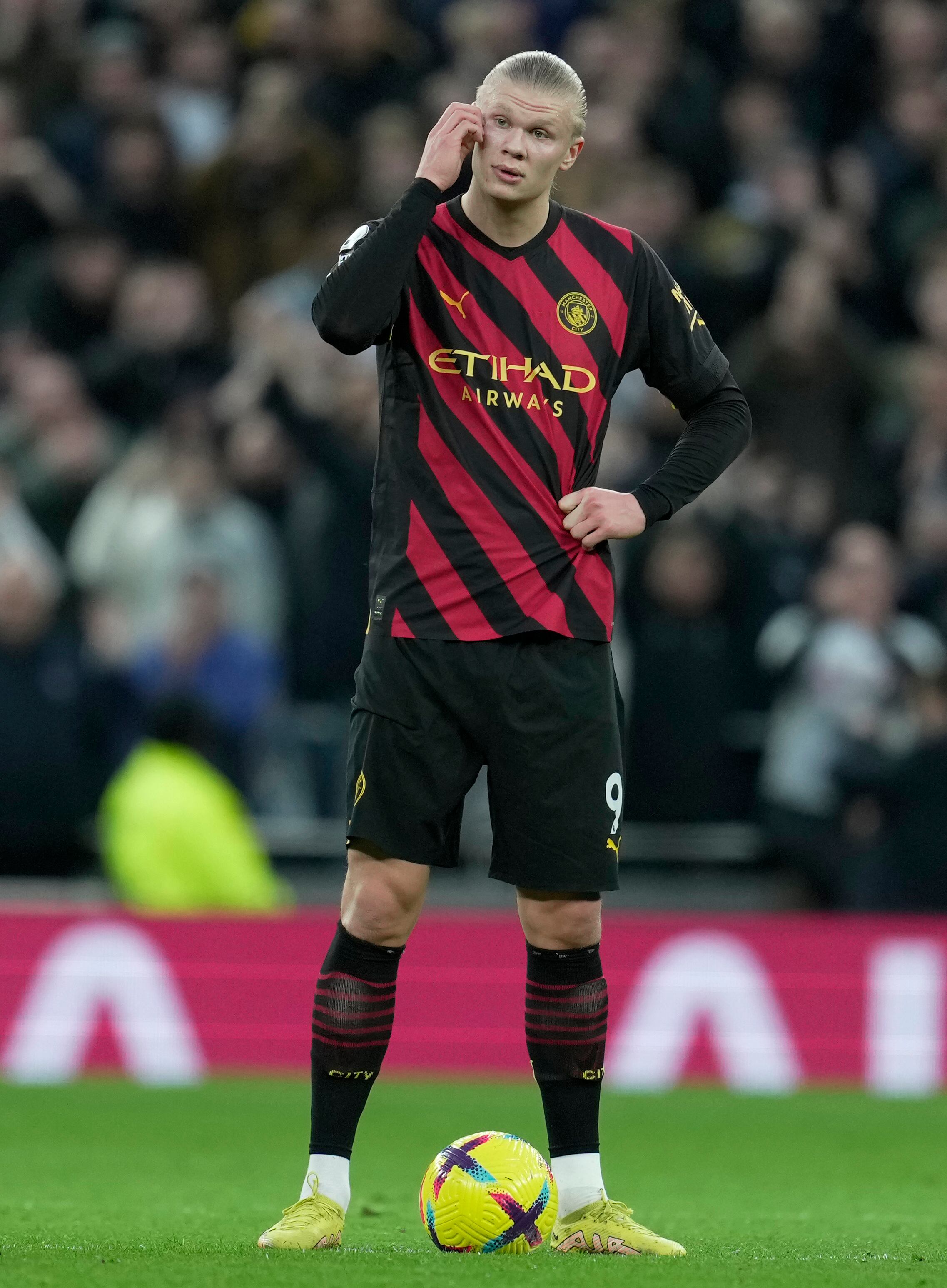 Manchester City's Erling Haaland waits to kick off after Tottenham scored the opening goal during an English Premier League soccer match between Tottenham Hotspur and Manchester City at the Tottenham Hotspur Stadium in London, Sunday, Feb. 5, 2023. (AP Photo/Kin Cheung)