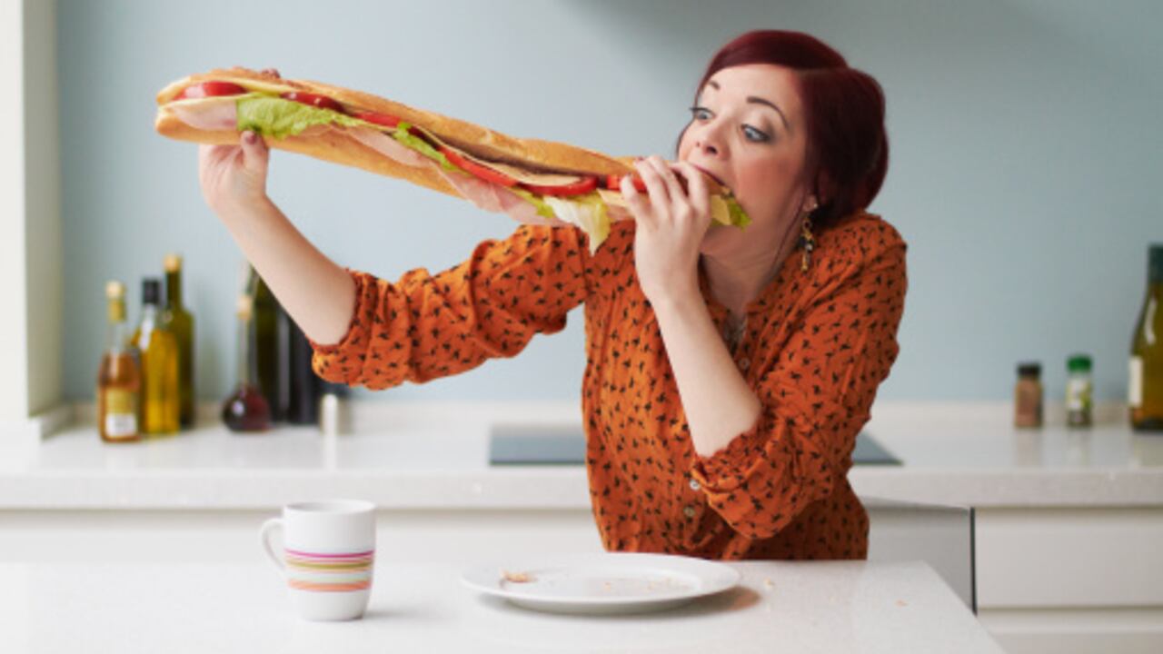 Comer rápido puede traer consecuencias en la salud.