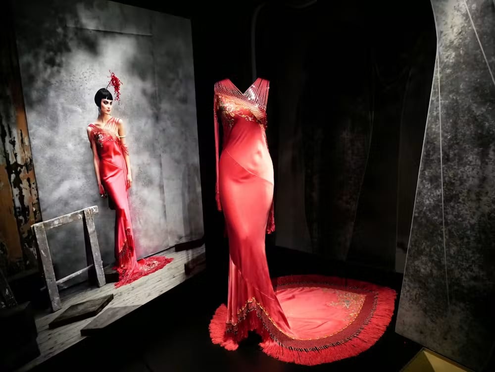 Vestido de alta costura de John Galliano exhibido en París en la Galería Dior. La fotografía que está de fondo es de Peter Lindbergh, en 1997. Lila Louisa/Shutterstock