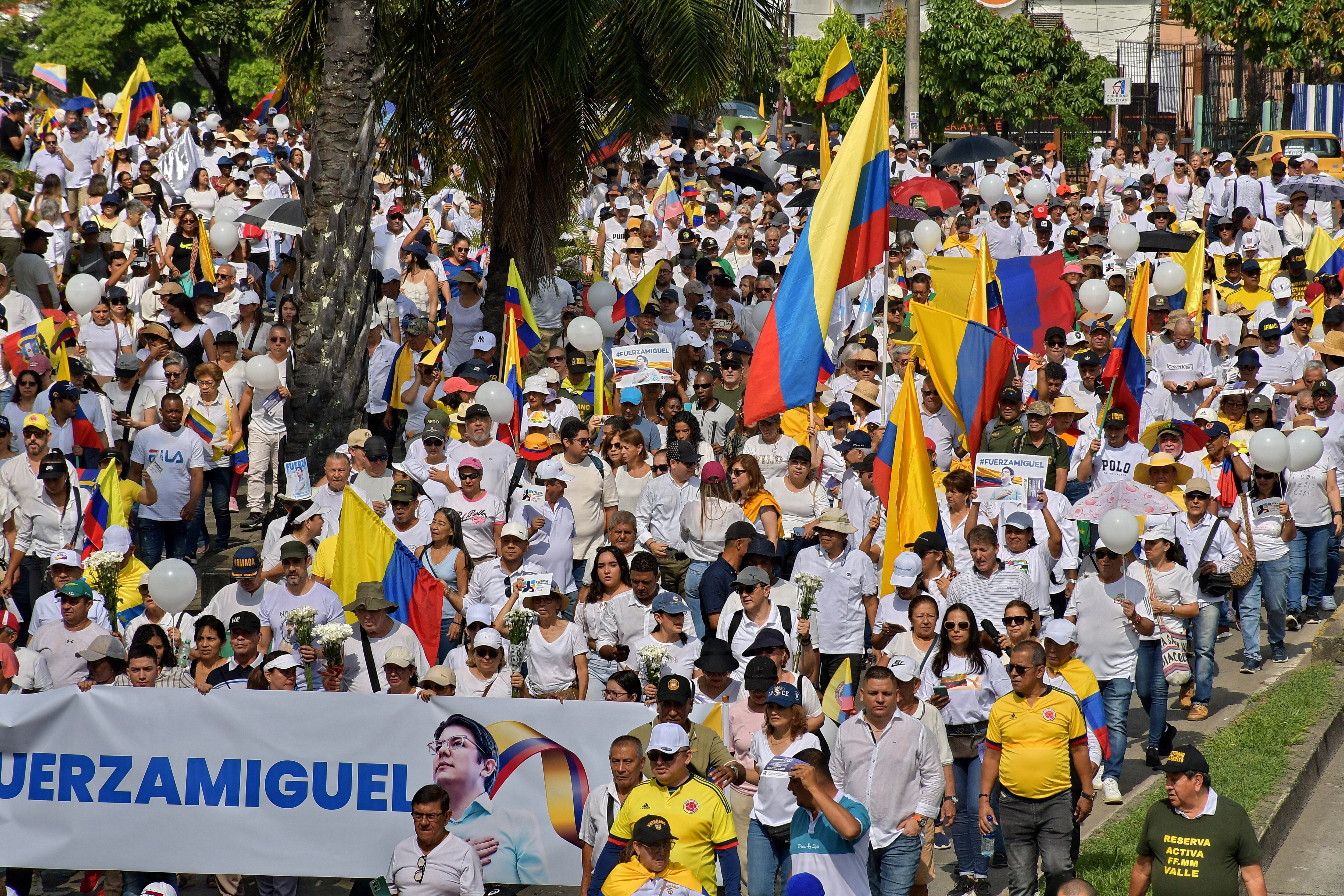 Este domingo 15 de junio, Cali se suma a otras 22 ciudades del país en la Marcha del Silencio, una movilización nacional convocada como respuesta al atentado sufrido por el senador Miguel Uribe Turbay y como rechazo a la creciente ola de violencia en Colombia. Fotos Raúl Palacios / El País.