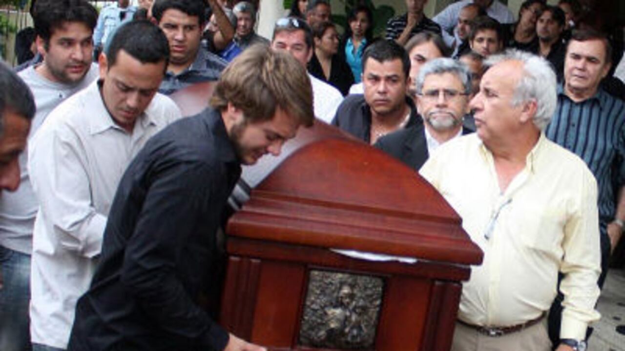 Familiares y amigos de Karen Berendique, hija del cónsul de Chile en Maracaibo, Fernando Berendique, trasladando su féretro, el sábado, desde una funeraria en Maracaibo