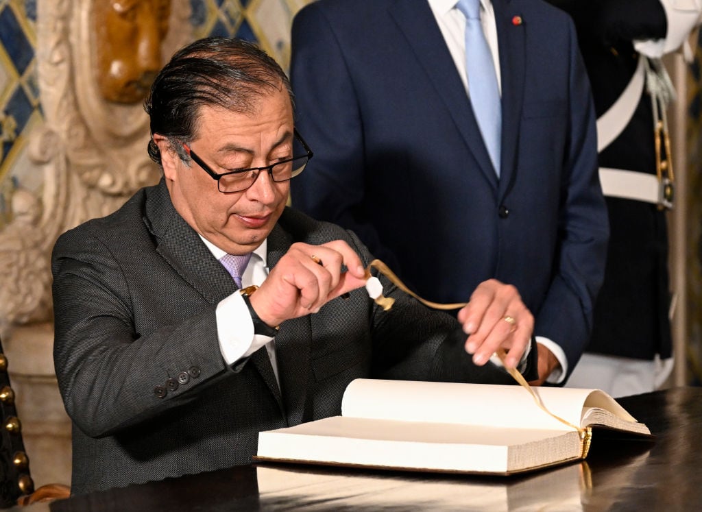 El presidente de Colombia, Gustavo Petro, se prepara para firmar el libro de honor después de ser recibido por el presidente portugués, Marcelo Rebelo de Sousa, a su llegada para una reunión bilateral en el Palacio Presidencial de Belem, el 7 de mayo de 2023, en Lisboa. , Portugal.