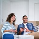 Personas usando dispositivos inteligentes en su casa.