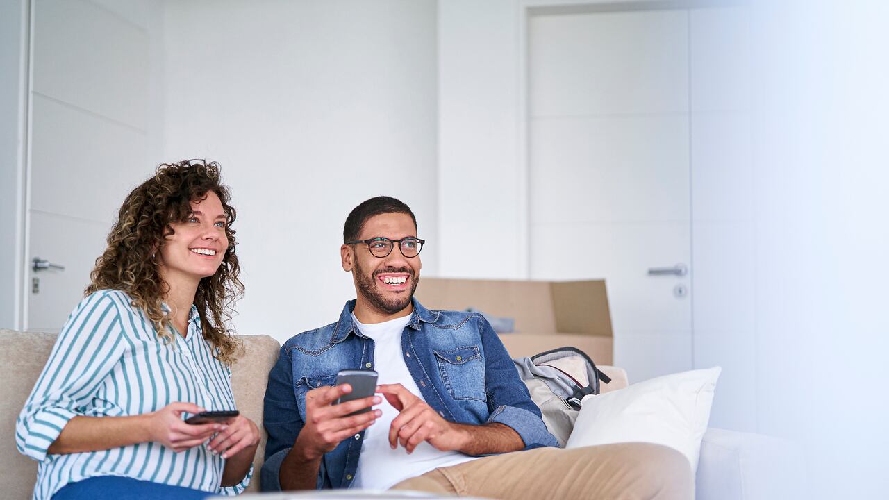 Personas usando dispositivos inteligentes en su casa.