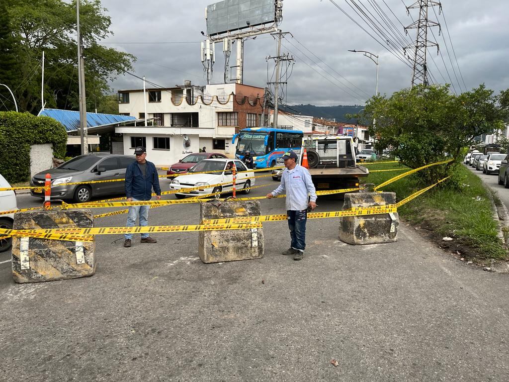 El cierre se presenta a la altura del conjunto residencial Carabelas.
