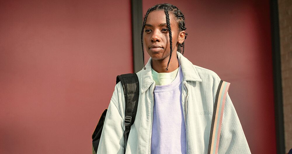 Cal Bowman (Dua Saleh) es un personaje no binario en la serie.