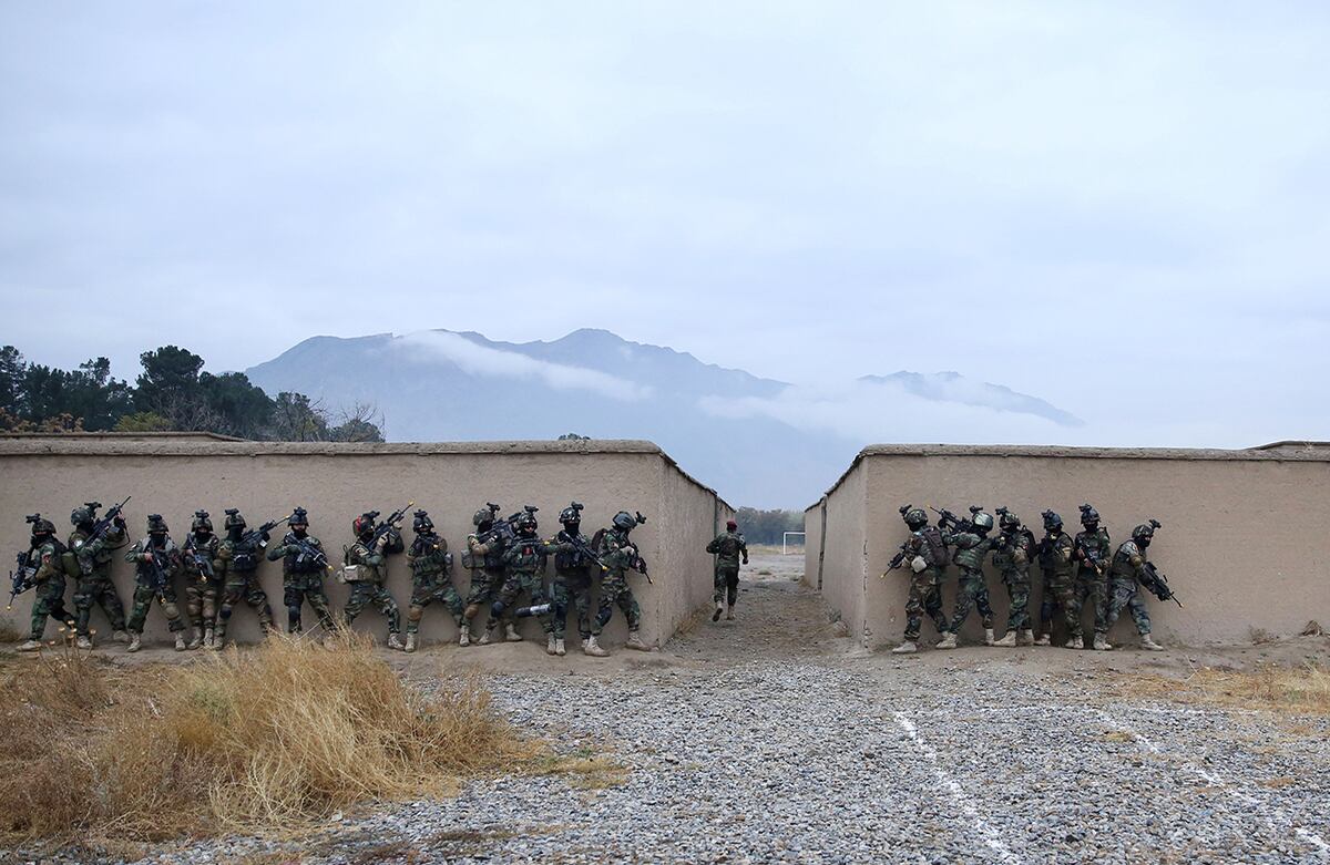 Las fuerzas especiales afganas demuestran sus habilidades durante una visita del Secretario General de la OTAN, Jens Stoltenberg. (AP)