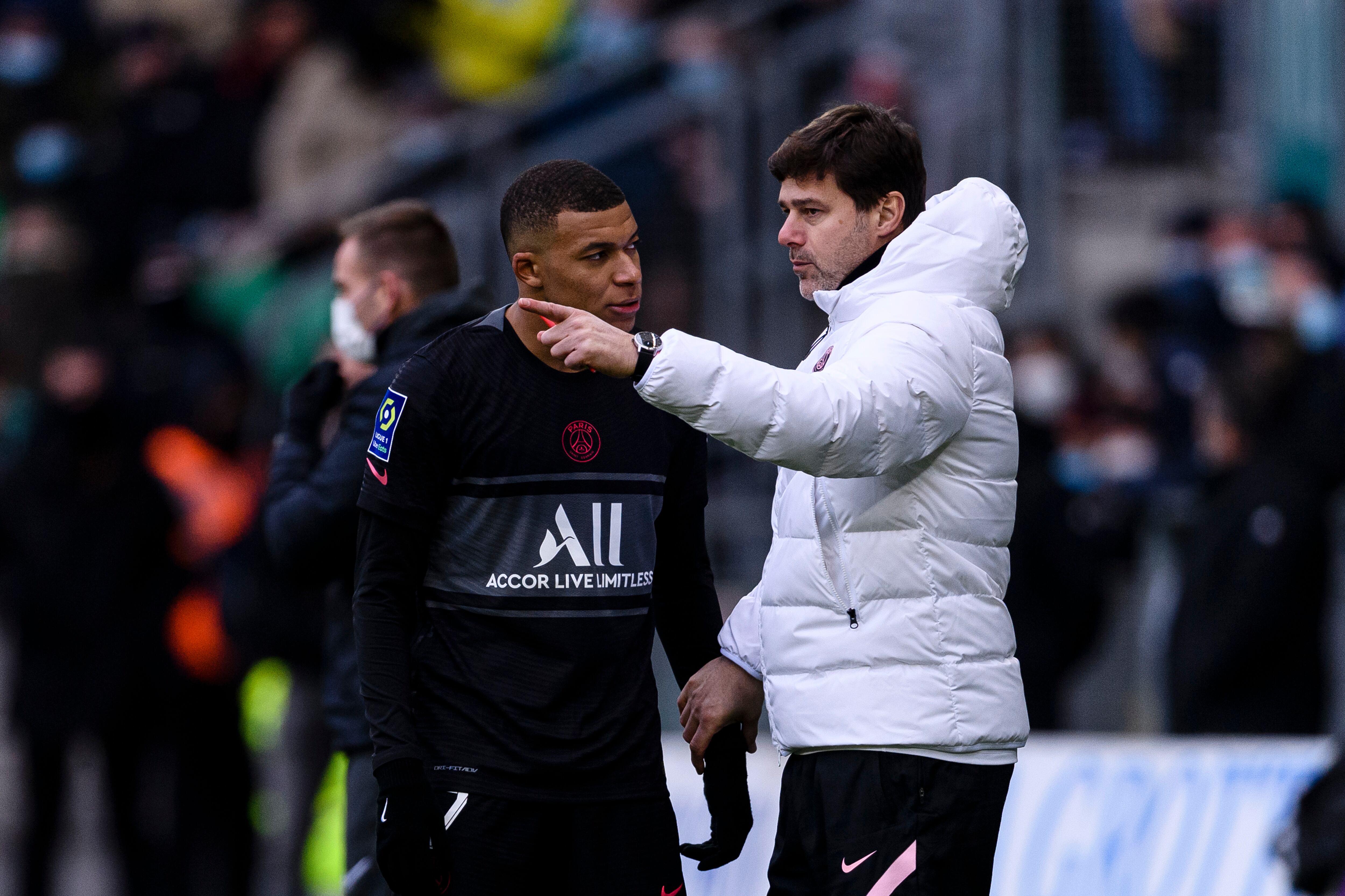 SAINT-ETIENNE, FRANCE - NOVEMBER 28: PSG Head Coach Mauricio Pochettino (R) talks to Kylian Mbappe of Paris Saint Germain (L) during the Ligue 1 Uber Eats match between AS Saint-Etienne and Paris Saint Germain at Stade Geoffroy-Guichard on November 28, 2021 in Saint-Etienne, France. (Photo by Marcio Machado/Getty Images)