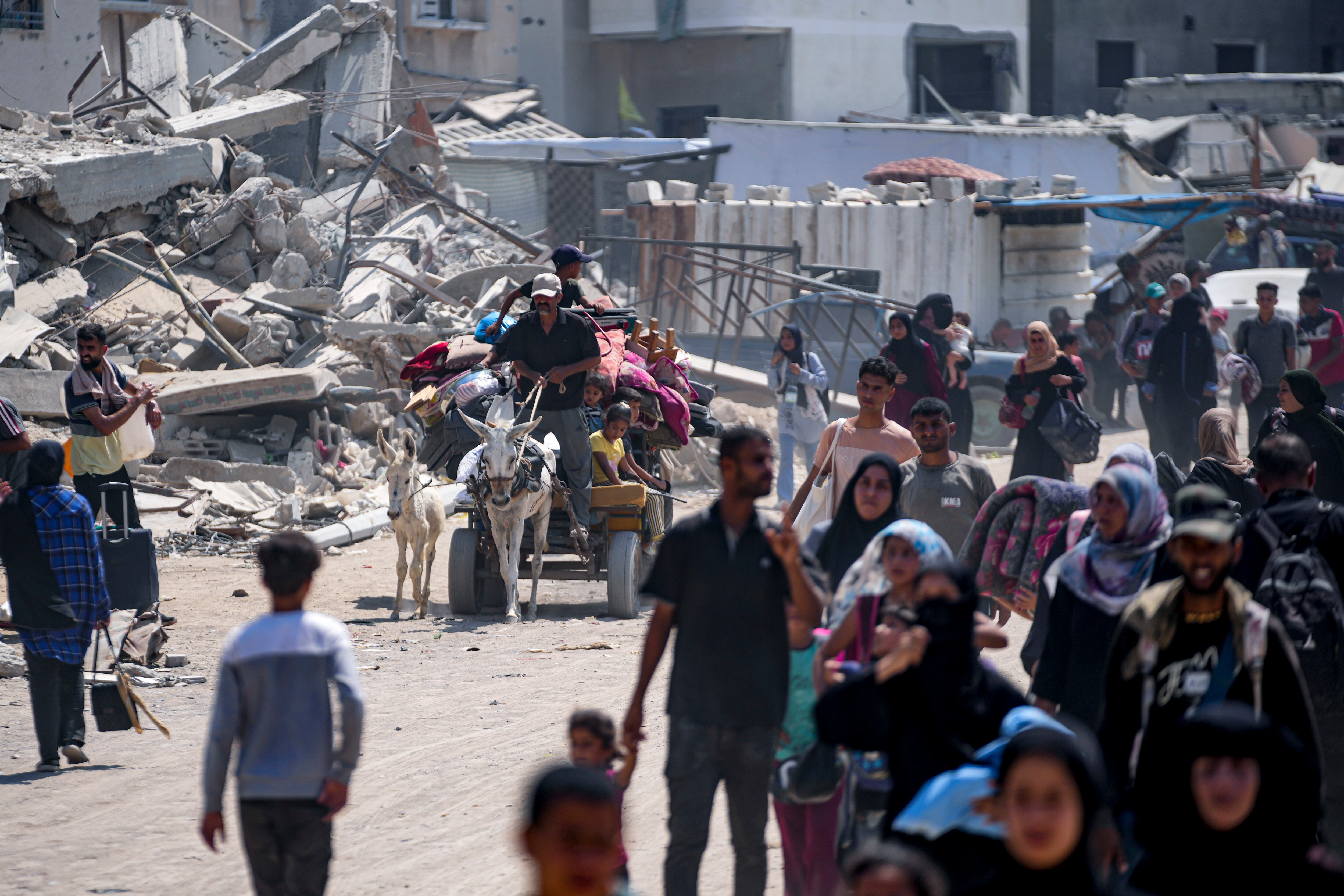 Los palestinos desplazados por la ofensiva aérea y terrestre israelí en la Franja de Gaza huyen de partes de Khan Younis tras una orden de evacuación del ejército israelí para abandonar la parte oriental de la segunda ciudad más grande de la Franja de Gaza, el lunes 22 de julio de 2024. (Foto AP/ Abdel Kareem Hana)