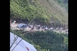 La pequeña fue despedida con una caravana