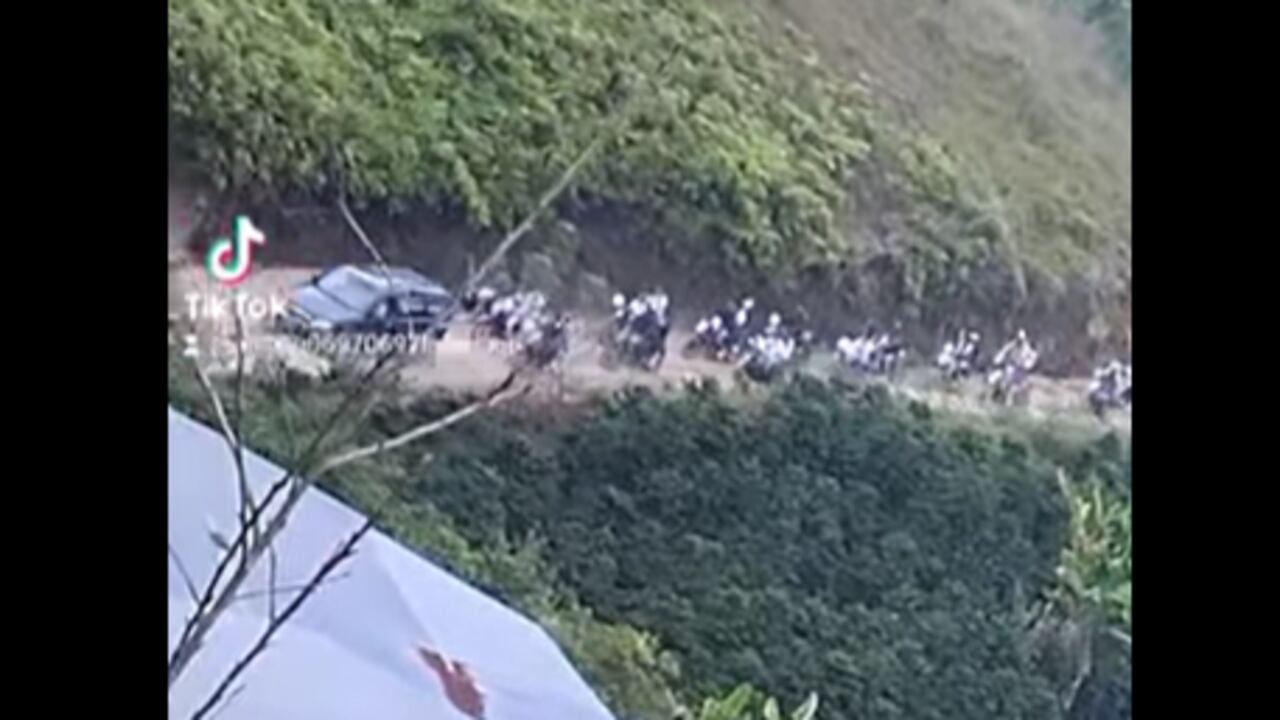 La pequeña fue despedida con una caravana