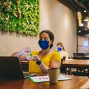 Los empresarios que trabajan en el espacio de oficina verde desinfectando las manos en el trabajo.