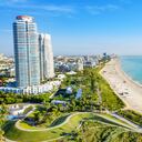 Vista panorámica alta de South Beach en Miami South Pointe Park con altos rascacielos y un cielo azul soleado de verano, Florida, Estados Unidos. Rascacielos del distrito de Brickell cerca del centro de Miami en la zona sur de South Beach.