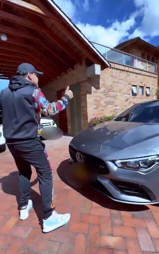 Yeison Jiménez con su nueva nave.