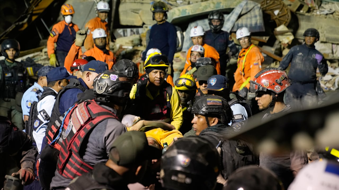 Rescatistas en labores de rescate tras los terremotos en Venezuela.