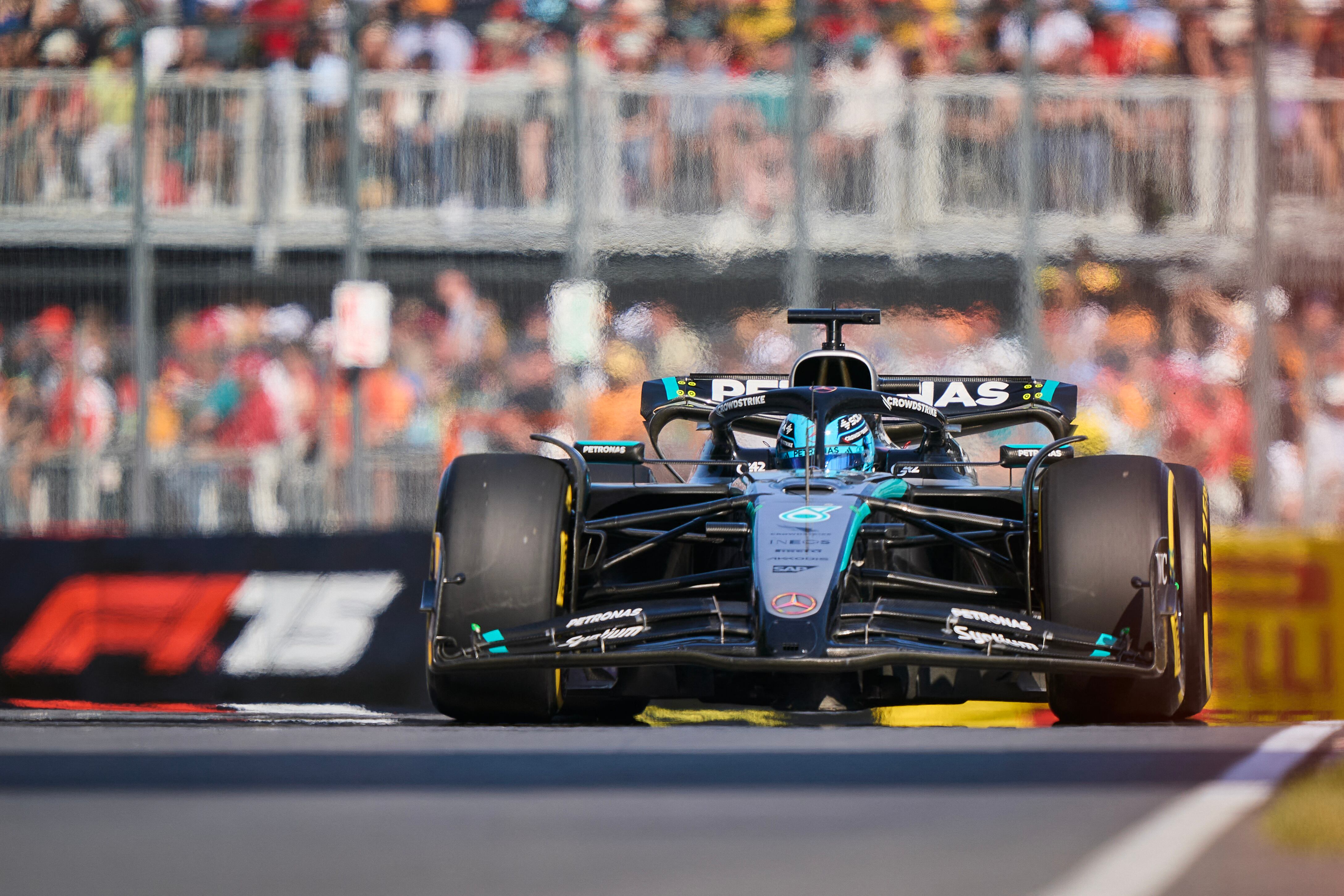 El piloto británico de Mercedes, George Russell, corre durante la sesión de clasificación para el Gran Premio de Canadá de Fórmula 1 de 2025.
